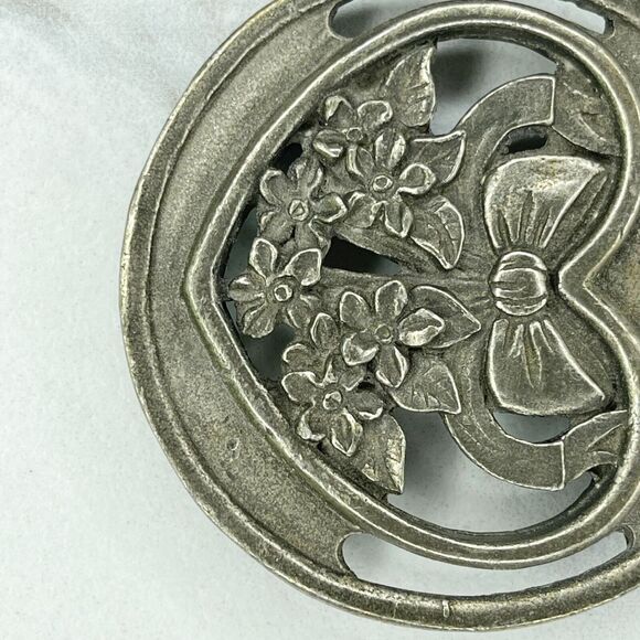 Olde Country Reproductions Small Pewter Heart Bow Flower Footed Trivet - Picture 7 of 11